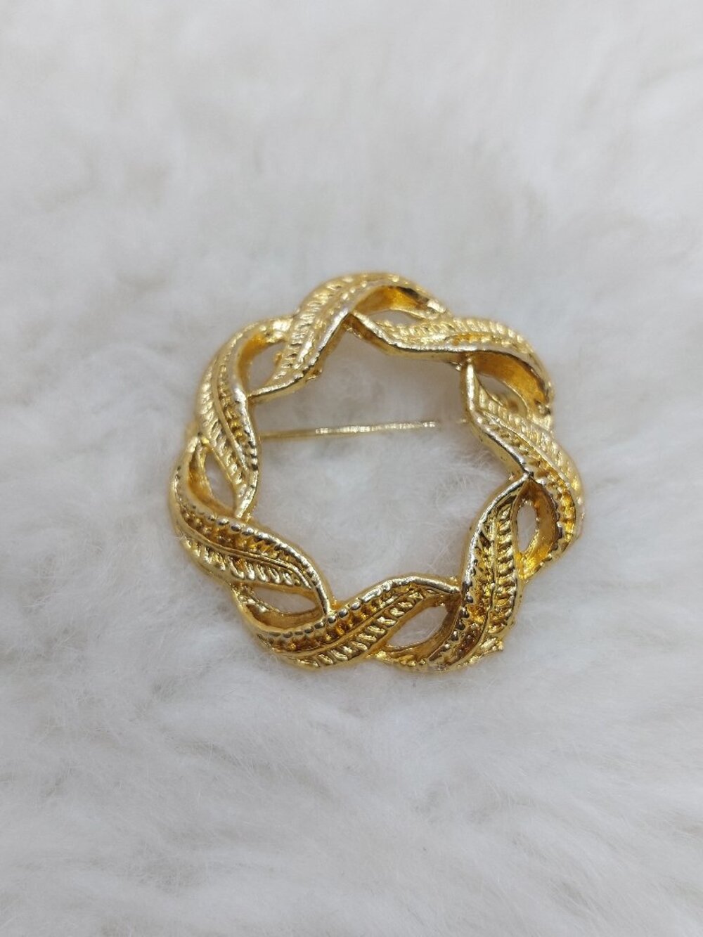 Vintage AAi Gold-Tone Round Filigree Intertwining Leaves Brooch